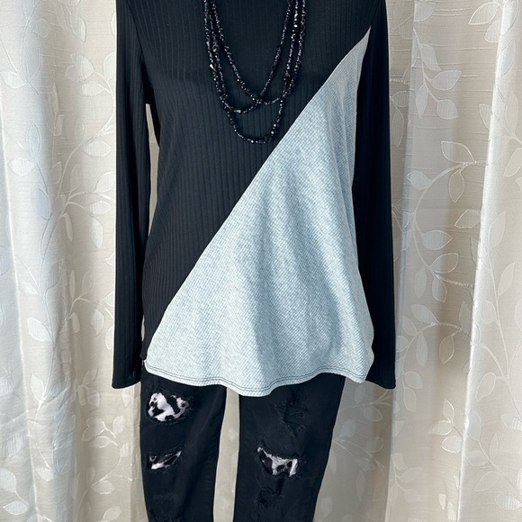 White Birch Women’s Small Black Gray Colorblock Long Sleeve Ribbed Knit Top NWT - Picture 2 of 8